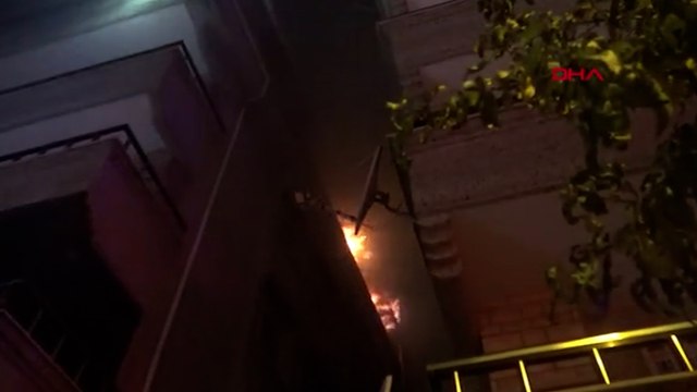 Avcılar'da 5 katlı binanın çatı katı alev alev yandı