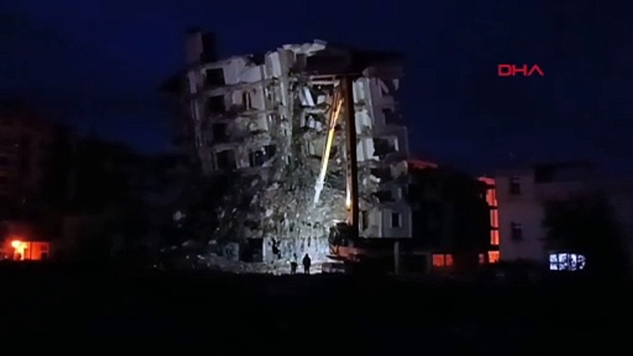 Depremde hasar gören yedi katlı bina yıkım sırasında çöktü