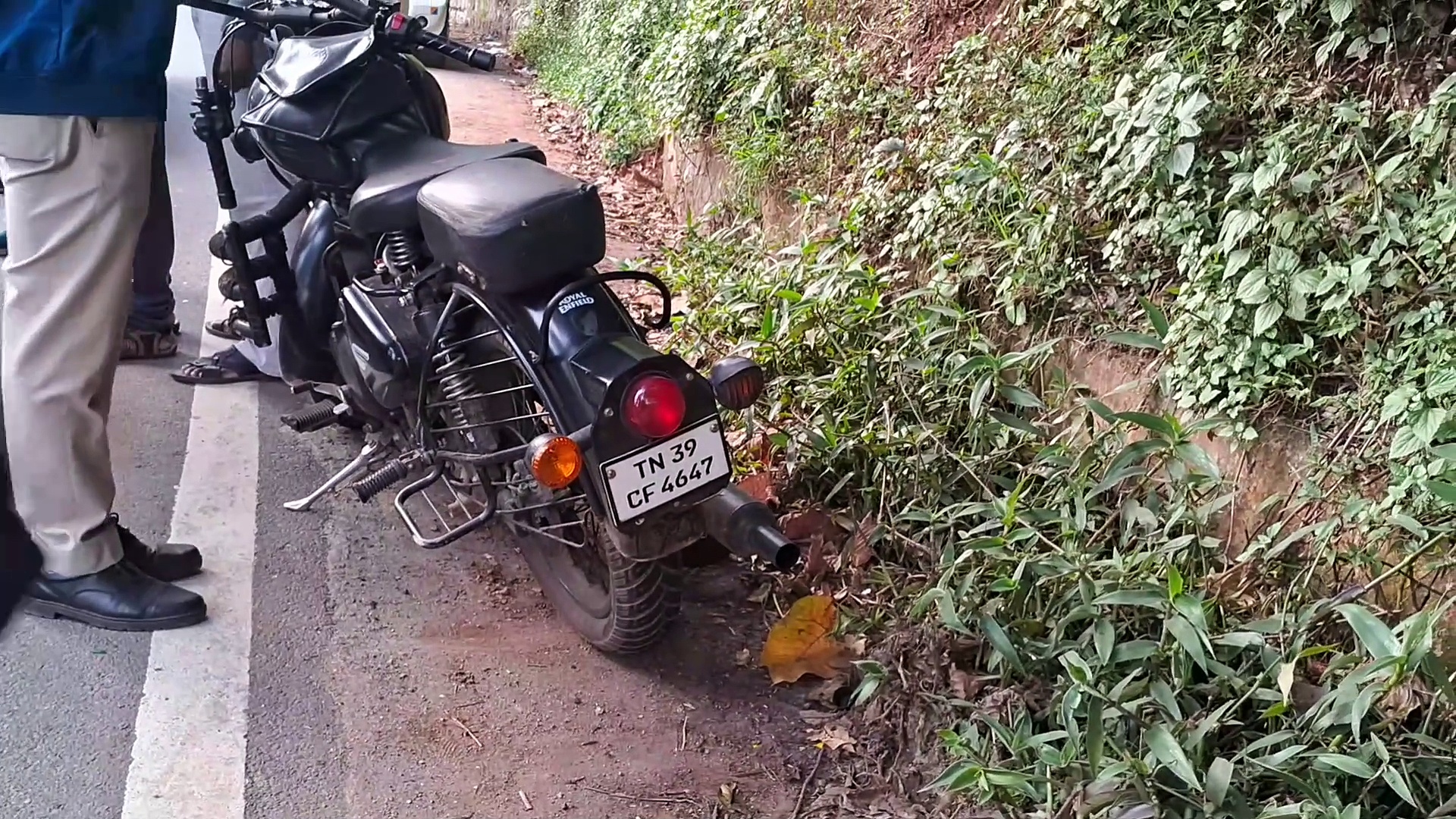 நீலகிரியில் சுற்றுலா அமைச்சரின் கார் மோதி இளைஞருக்கு எலும்பு முறிவு