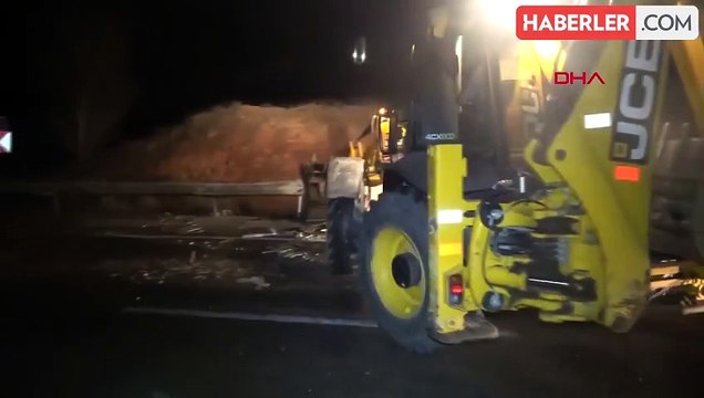 Afyonkarahisar'da fayans yüklü tır devrildi, yol trafiğe kapandı