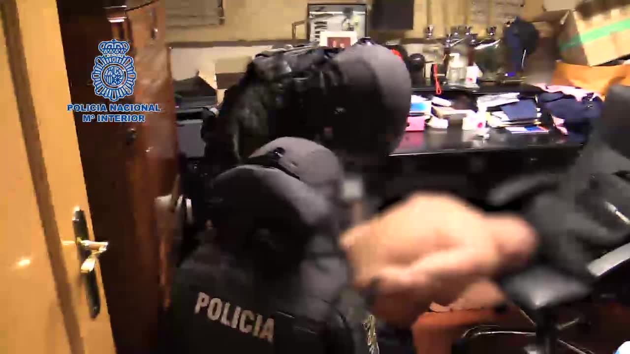 Cinco detenidos por extorsionar a directivos de...