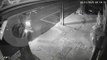 Vídeo mostra momento em que carro invade calçada, derruba poste e quase adentra em restaurante