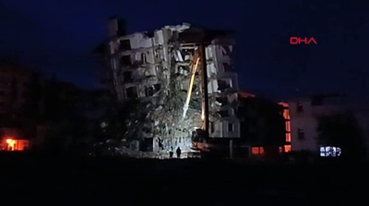 7 katlı bina yıkım sırasında yerle bir oldu