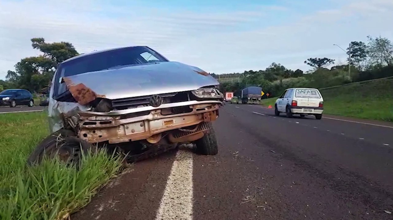 Motorista escapa ileso após colidir em carreta e capotar diversas vezes na BR-467