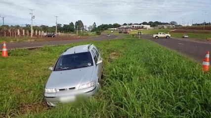Palio Weekend que se envolveu em acidente ontem, segue abandonado no canteiro da BR-467