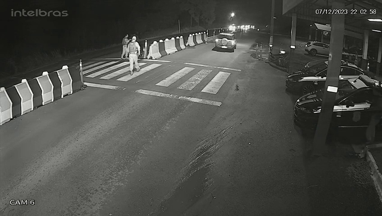 Vídeo mostra motorista jogando caminhonete contra policiais na BR-277; veículo foi furtado em Cascavel