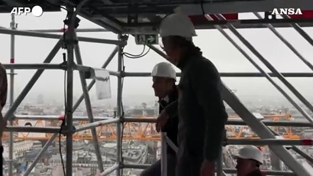 Macron sulla guglia di Notre Dame a un anno dalla riapertura