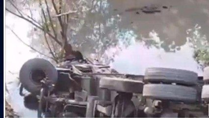भीषण हादसा: सीमेंट से भरा ट्रक 20 फीट गहरी खाई में गिरा,मची अफरातफरी