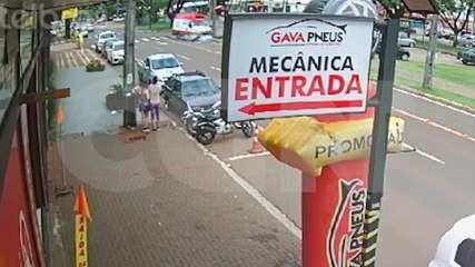 Câmera registra gravíssimo acidente entre ambulância do Samu e Civic