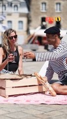 Gwen Le Tutour pratique le pump foil, une technique permettant de glisser sur de l'eau plate grâce à un mouvement de pompe avec le corps. 