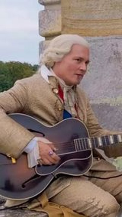Quand Johnny Depp joue de la guitare habillé en Louis XV avec Benjamin Lavernhe sur le tournage de “Jeanne du Barry”. 