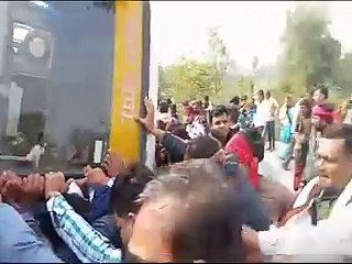मोटरसाइकिल को बचाने के चक्कर में रोडवेज बस पलटी-video