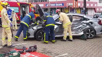 Gravíssimo acidente entre ambulância do Samu e Civic é registrado na Avenida Brasil