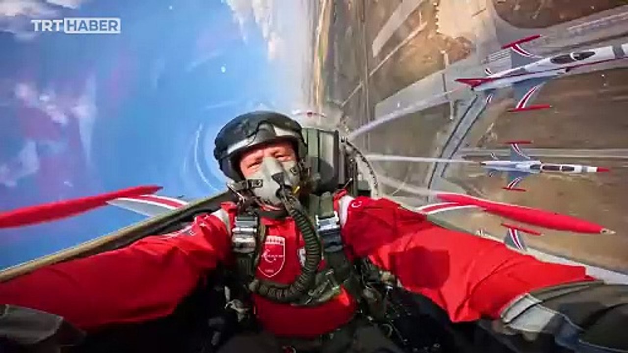Hava Kuvvetleri Komutanı Kadıoğlu "Türk Yıldızları" ile uçtu