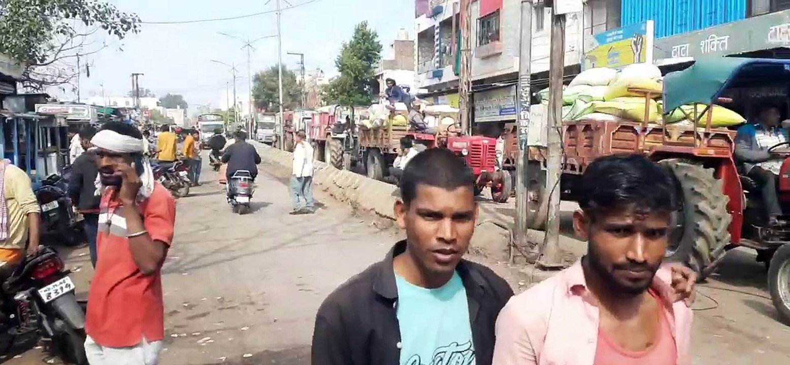 मंडी के बाहर लगी वाहनों की कतारें