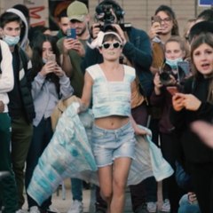 Marion ramasse des masques chirurgicaux pour les transformer en vêtements