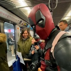Un homme déguisé en Deadpool enflamme les rues de Lyon