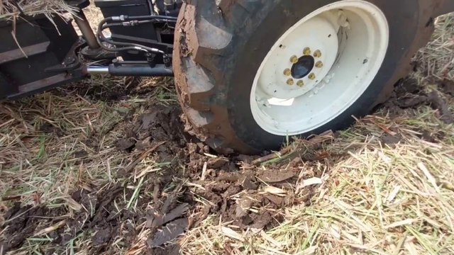 Loaded sugarcane infielder stuck in centre of field