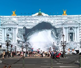Façade de l'Opéra de Paris revisitée par l'artiste JR