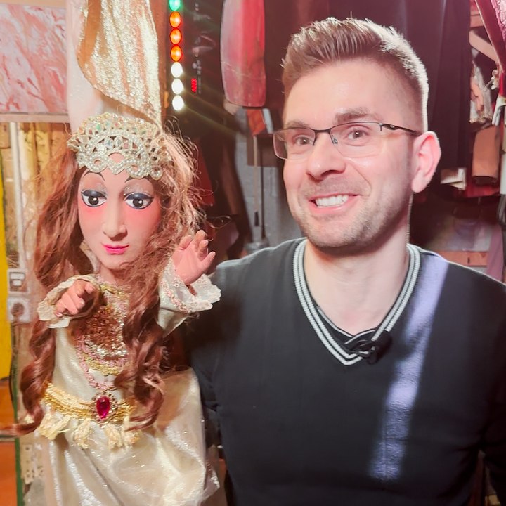 Julien est marionnettiste dans le théâtre des marionnettes du Champ-de-Mars