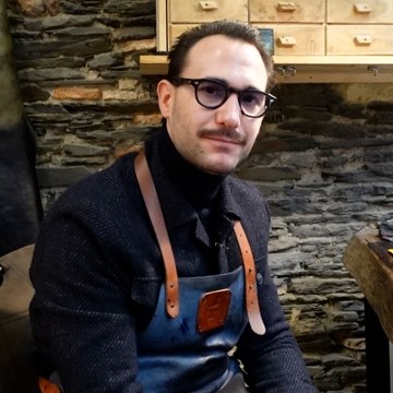 Ronan est coloriste : il patine des souliers selon le goût de ses clients