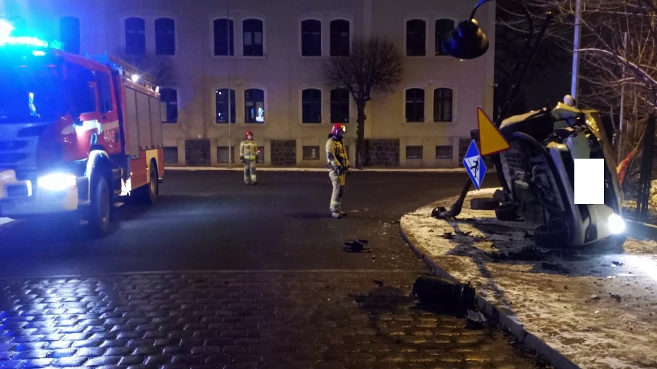 Kolizja w Grudziądzu. Samochód przewrócił się na bok, kierowca zbiegł