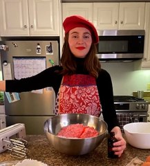 Elle fait des macarons en stop motion