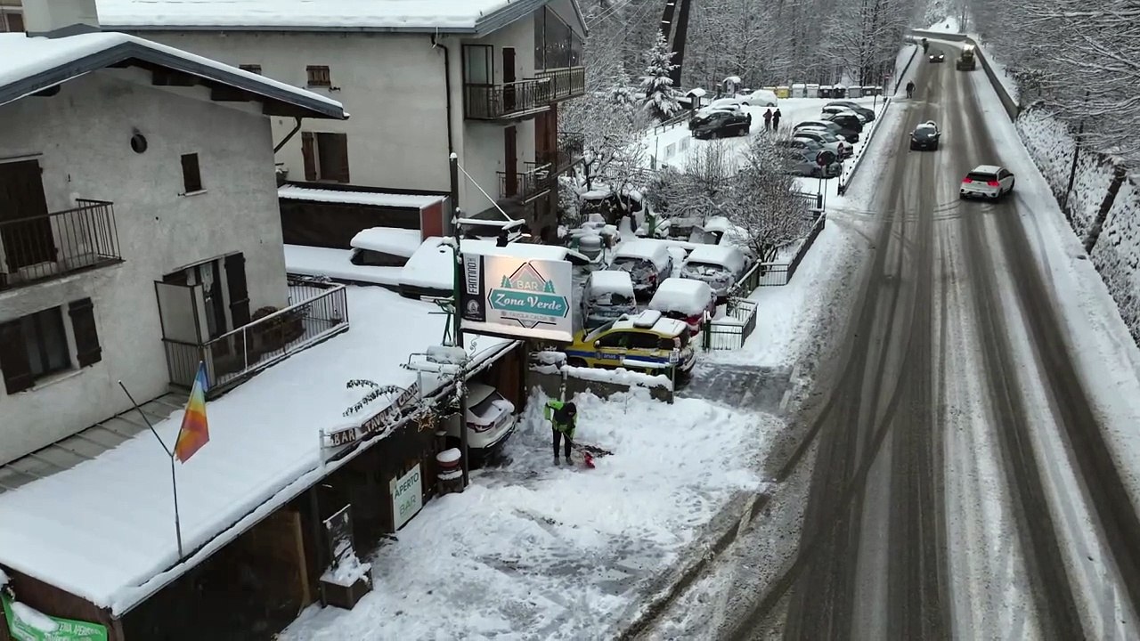 Piemonte, la neve imbianca ogni cosa: il drone in volo su Limone Piemonte