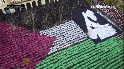 "El mundo y la historia no deben aceptar un nuevo Gernika": un mural humano apoya a Palestina en la localidad vizcaína