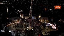 Piazza del Popolo a Roma gremita per l'accensione dell'albero, le spettacolari immagini dall'alto
