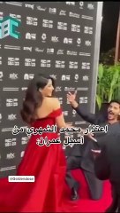 تصرف غريب من محمد الشهري مع آسيل عمران على السجادة الحمراء
