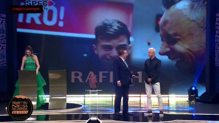 Descargar video: Troféu Mesa Redonda: Rafinha é o principal lateral direito do ano