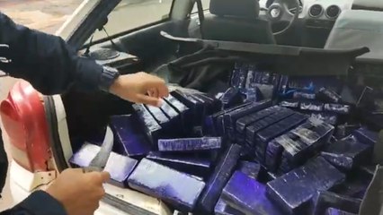 PRF apreende 265 kg de maconha em Cambé Motorista do Gol fugiu abandonando o carro carregado com a droga