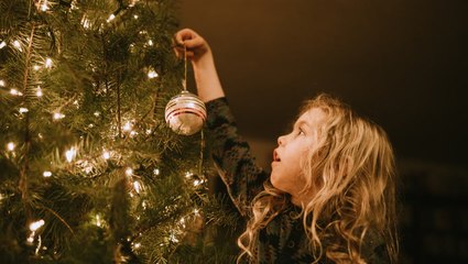 This String Light Hack Is the Secret to a Truly Dazzling Christmas Tree