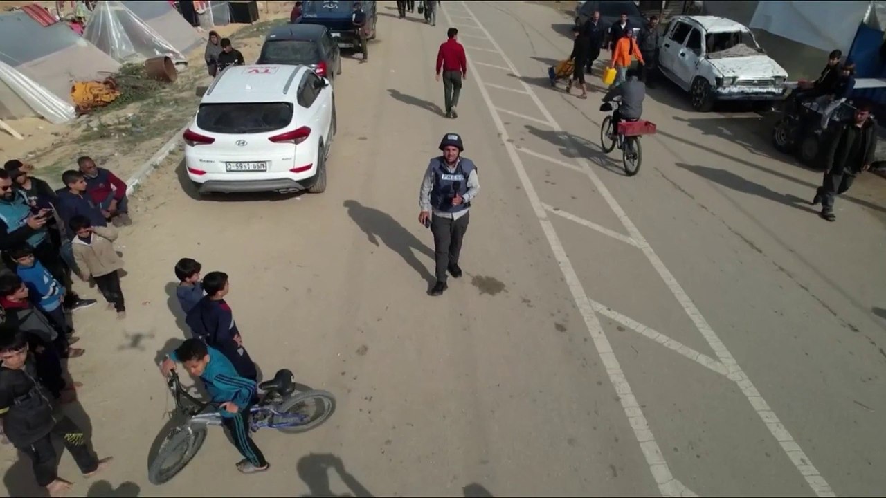 كاميرا العربية ترصد أوضاع النازحين بمنطقة المواصي قرب حدود مصر