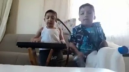 Ay doğar gecelere söyleyen çocuklar