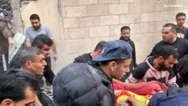 فيديو: فلسطينيون ينتشلون ذويهم من تحت الأنقاض بعد قصف إسرائيلي على خانيونس