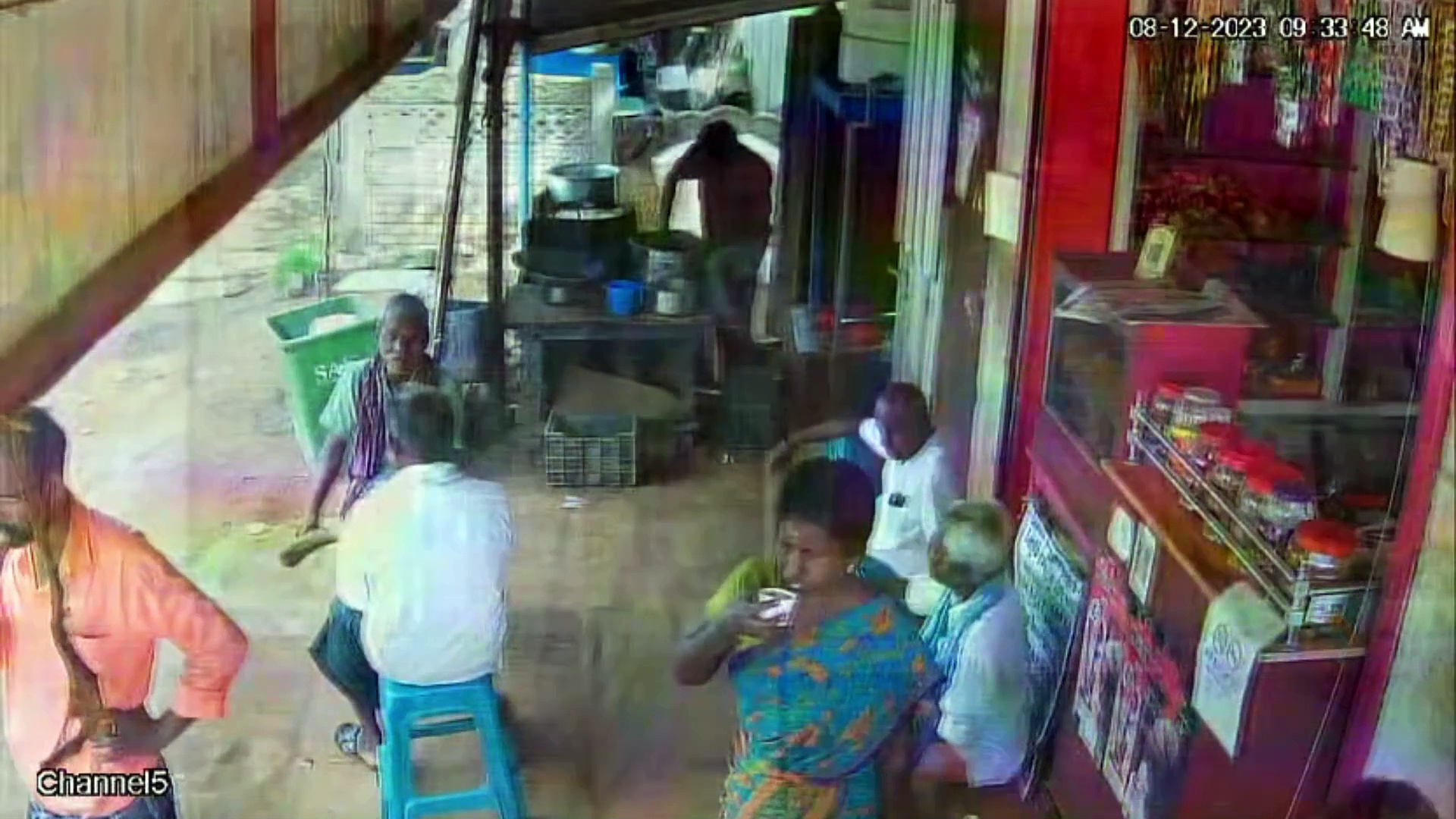 உன் கடையால தான்டா எங்க பொண்ணு ஓடி போச்சி; மாற்று திறனாளியின் டீக்கடையை சூறையாடிய மர்ம நபர்கள்
