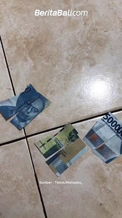 SAKIT TAPI TAK BERDARAH  Saat uang mama digunting-gunting sm putri tercinta yang masih balita.