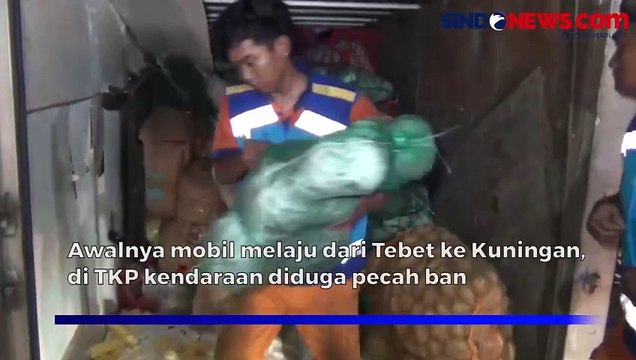 Macet Parah, Mobil Boks Angkut Sayur Terguling di Jalan Tol Dalam Kota