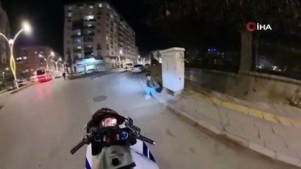 Motosiklet sürücüsü ile yayanın 1 saat süren, keçileri bile kıskandıran inadı