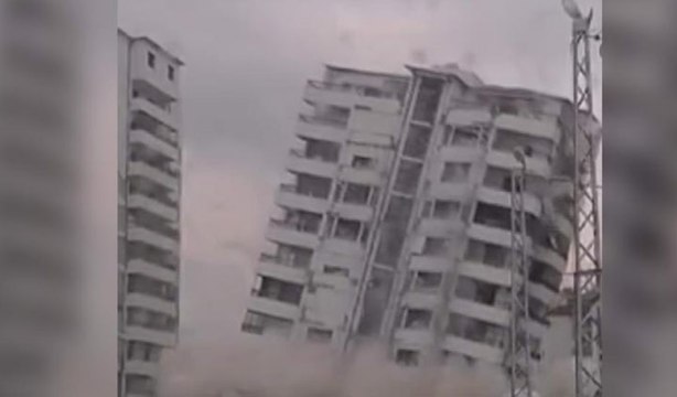 Hatay'da iş makinesinin darbesiyle 10 katlı bina yerle bir oldu