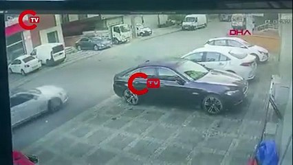 ÜMRANİYE'DE PARK HALİNDEKİ OTOMOBİLDEN HIRSIZLIK GÜVENLİK KAMERASINA YANSIDI