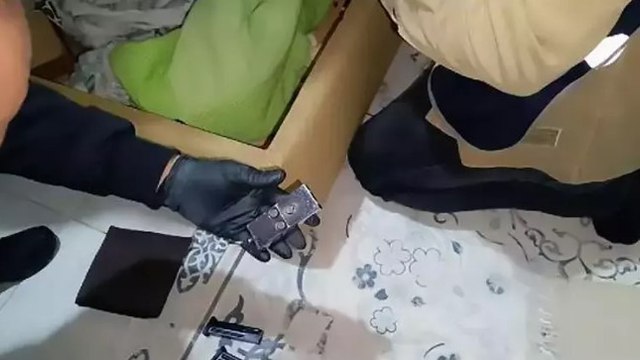 Adana polisin bir eve yaptığı operasyonda anahtarlık görünümlü tabanca ve otomatik silah ele geçirildi