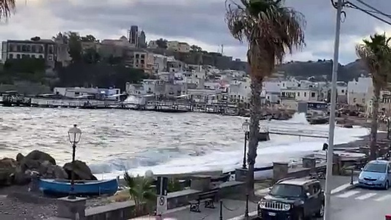 Mare mosso alle Eolie, a Lipari la nave dei rifiuti ha dovuto lasciare la banchina