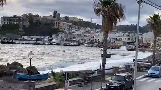 Mare mosso alle Eolie, a Lipari la nave dei rifiuti ha dovuto lasciare la banchina