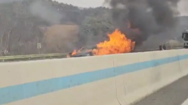 강원도 영동고속도로 달리던 차량 화재...20분 만에 진화 / YTN