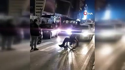 Van’da bilinçsiz sürücülere kızan engelli genç caddeyi trafiğe kapattı