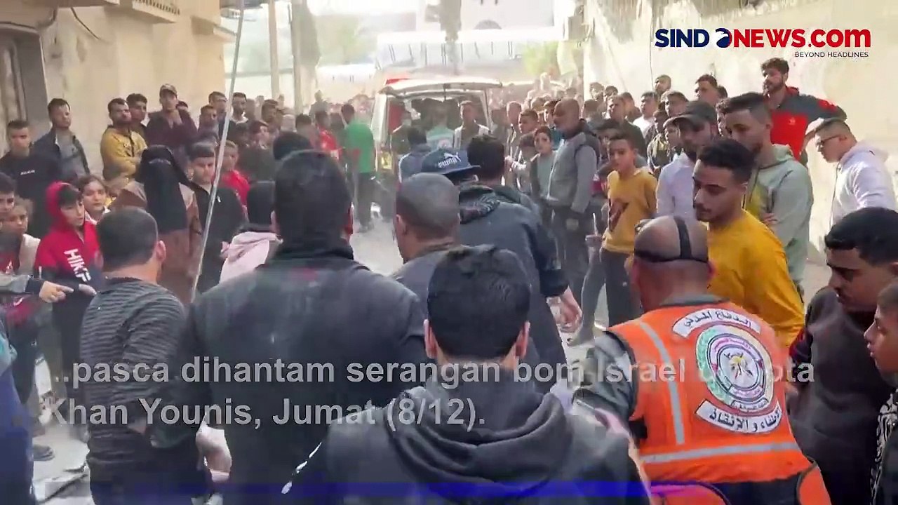 Warga Evakuasi Jenazah dari Reruntuhan Bangunan di Khan Younis, Gaza