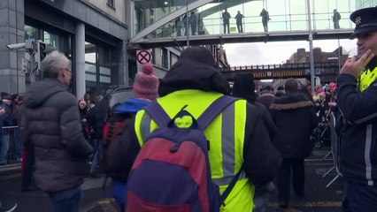 Irlande: la foule rend hommage au chanteur des Pogues lors d'une procession funèbre